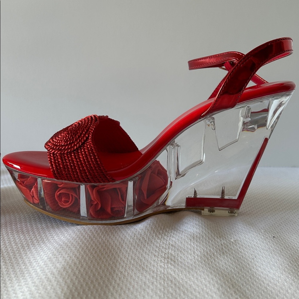Lucite Red Women's Size 7.5 Strap Size Buckle Roses in Clear Heels Sandals Shoes - Picture 5 of 10